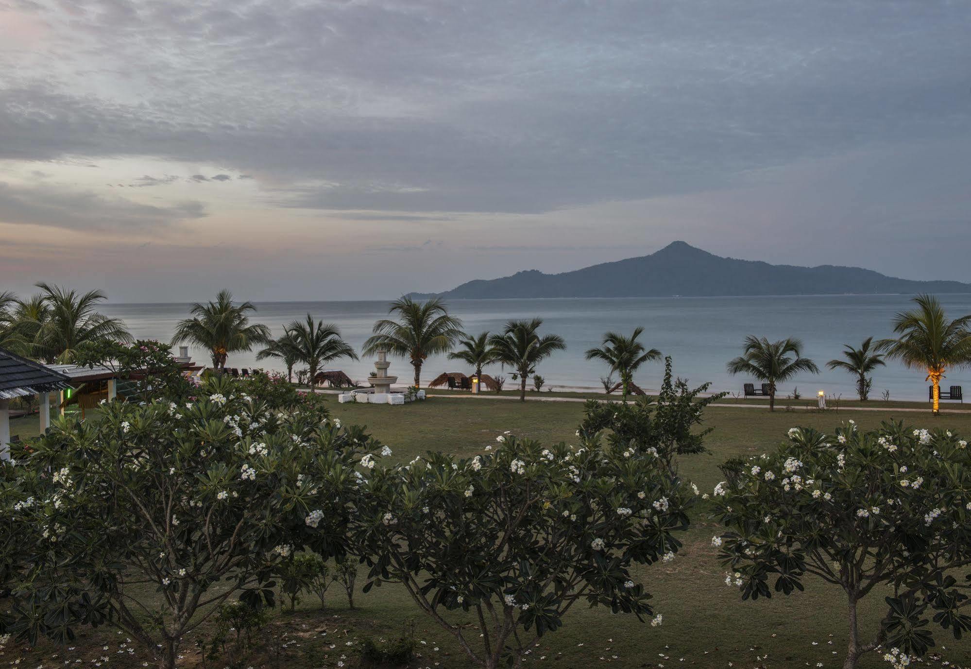 Sari Pacifica Resort & Spa, Sibu Island, Johor Pulau Sibu Buitenkant foto